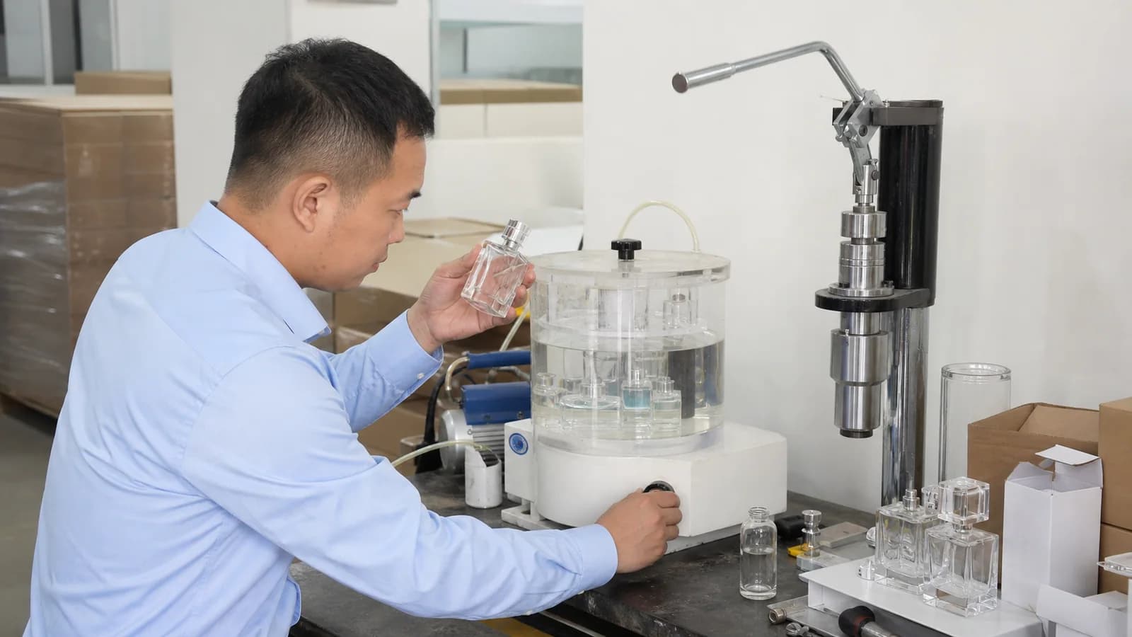 Leak and sealing test for a perfume bottle